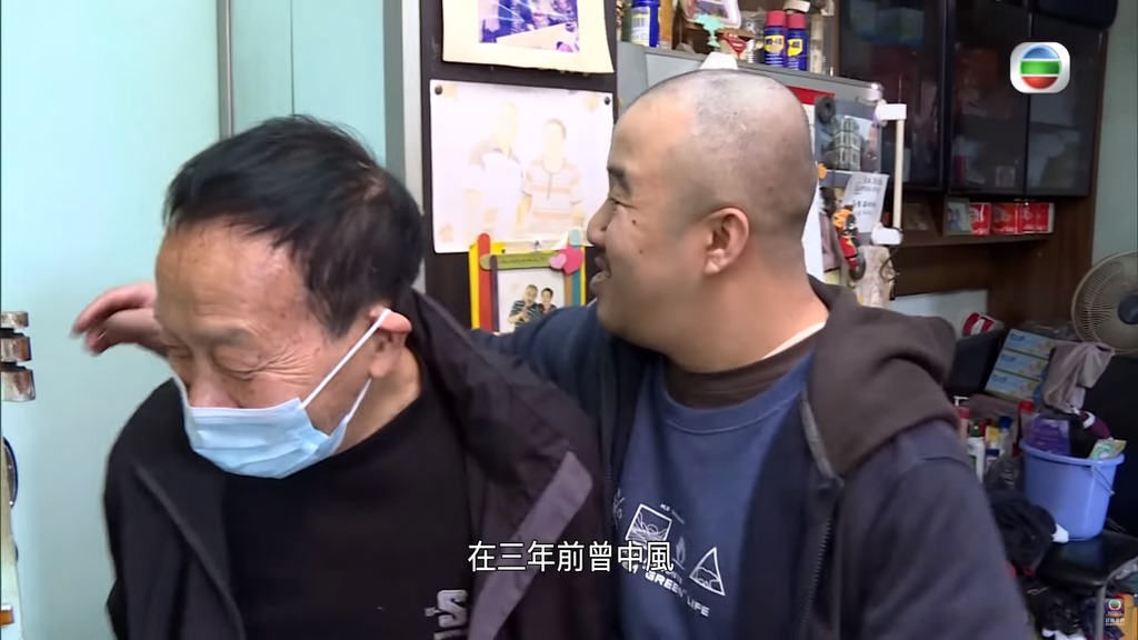 志傑一見到爸爸回來就很高興。