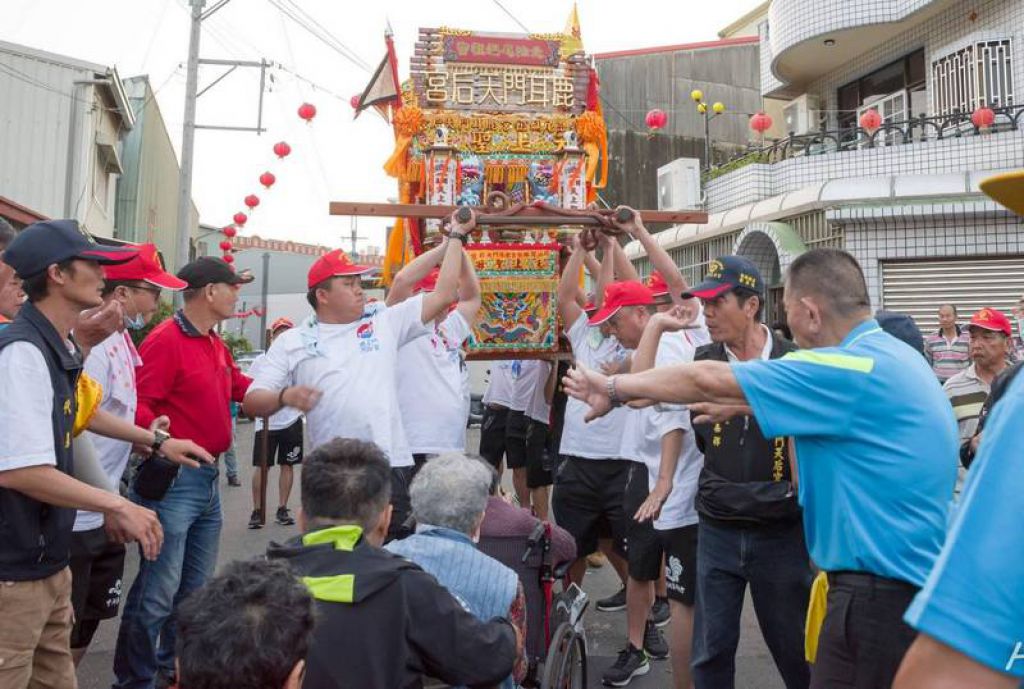 坐輪椅要鑽媽祖神轎 中洲寮轎班會貼心舉動感動網友！