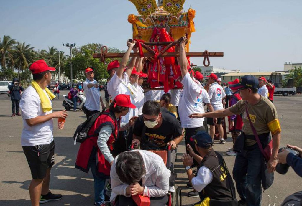 鹿耳門天后宮「台江迎神祭」開基鹿耳門媽出巡，連日來民眾爭相要鑽開基媽神轎的信眾絡繹不絕。（讀者胡宗霖提供）