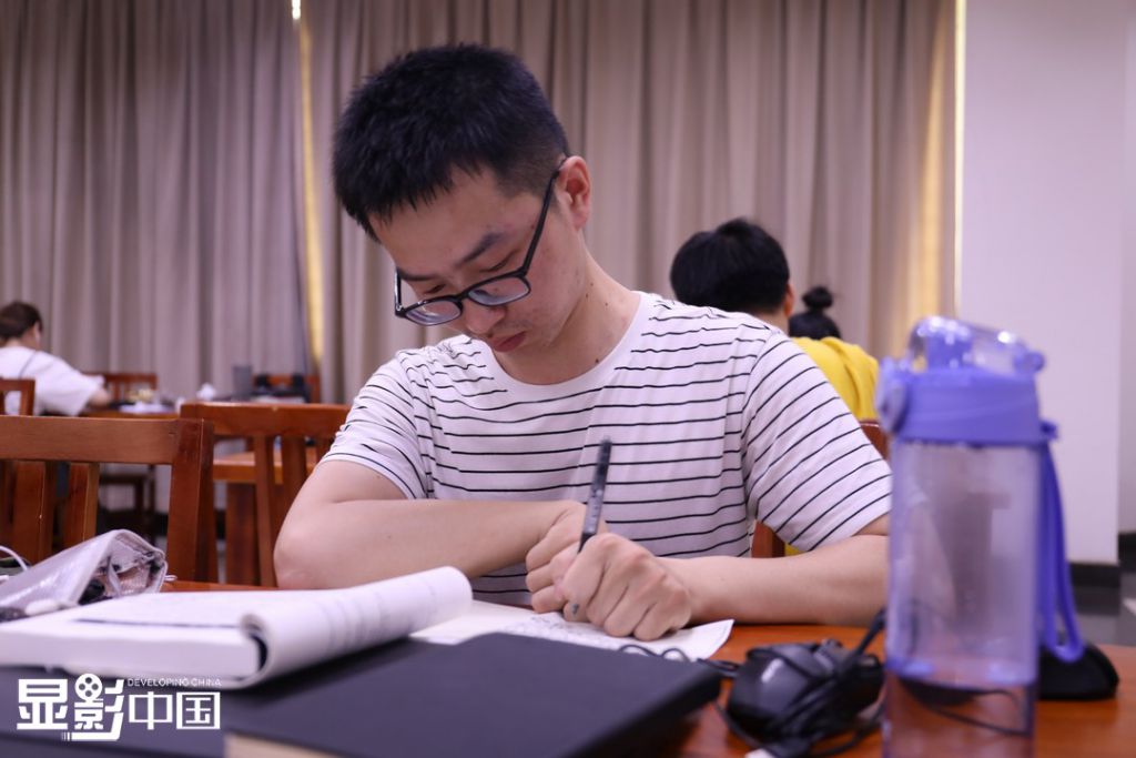 【显影中国】“我要造轮椅！” 脑瘫大学生的发明梦