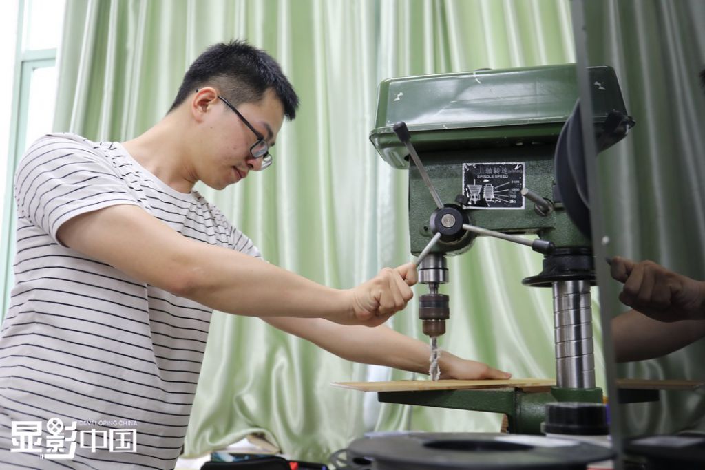 【显影中国】“我要造轮椅！” 脑瘫大学生的发明梦