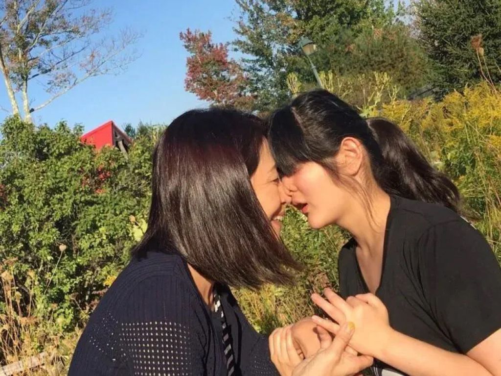 千璃今年18歲，媽媽美香感謝女兒出世。