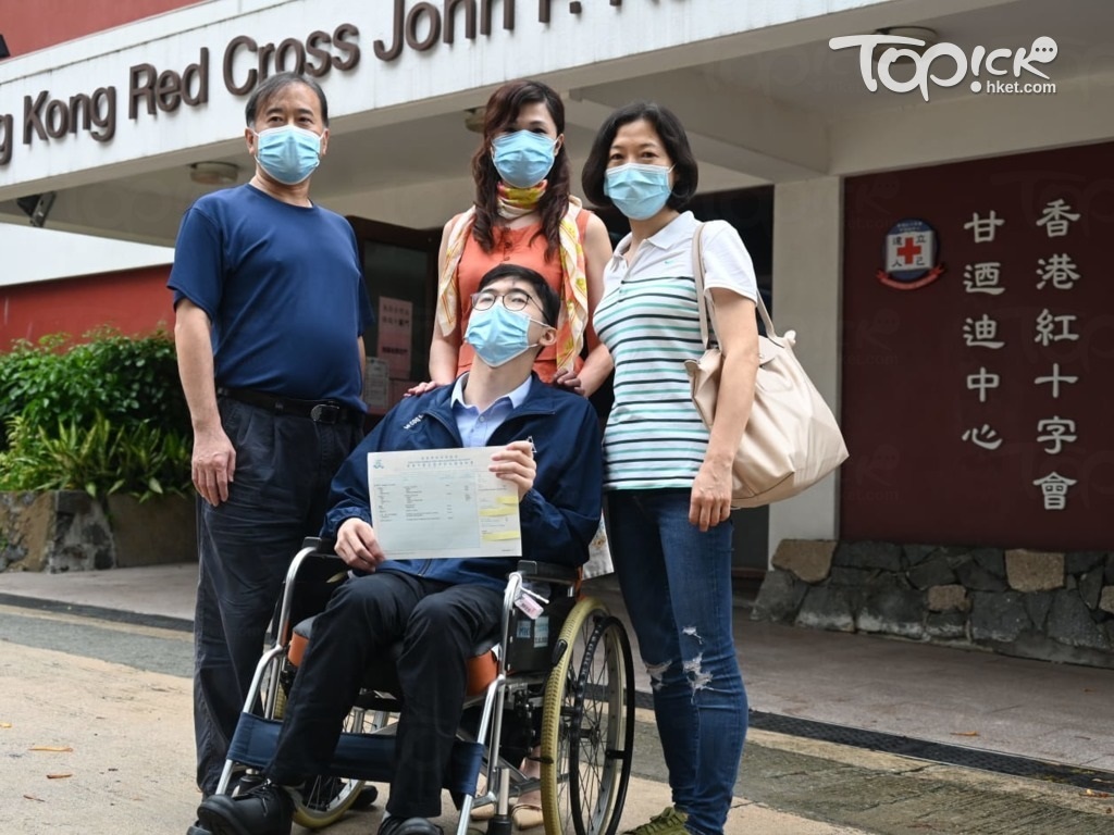 香港紅十字會甘迺迪中心李靜雯校長(中)大讚俊豪的毅力很強，以他為榜樣。