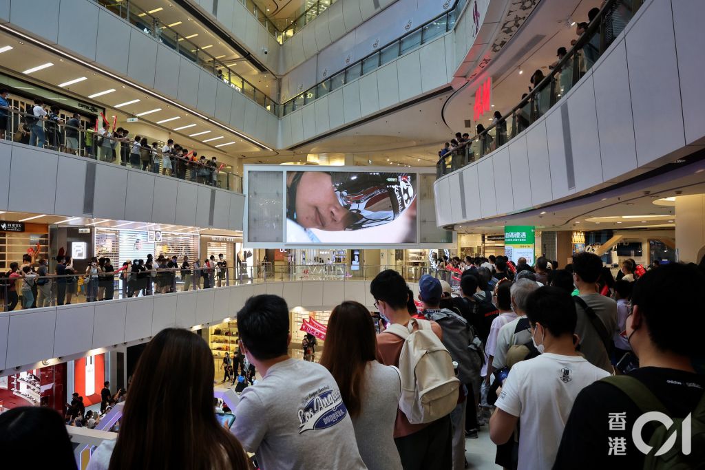 牛下女车神李慧诗出战奥运女子争先赛，港人纷涌商场为她打气。