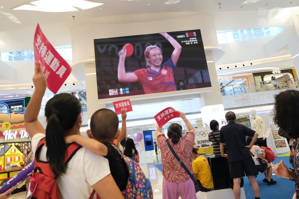 得勝一刻，香港的市民也在商場同感榮耀。