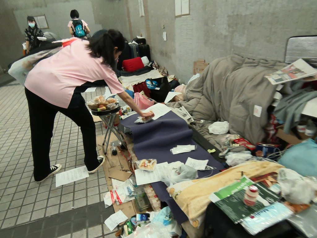 銀杏館近日安排社工及義工送月餅給隧道內露宿者 (圖片:facebook「銀杏館」)