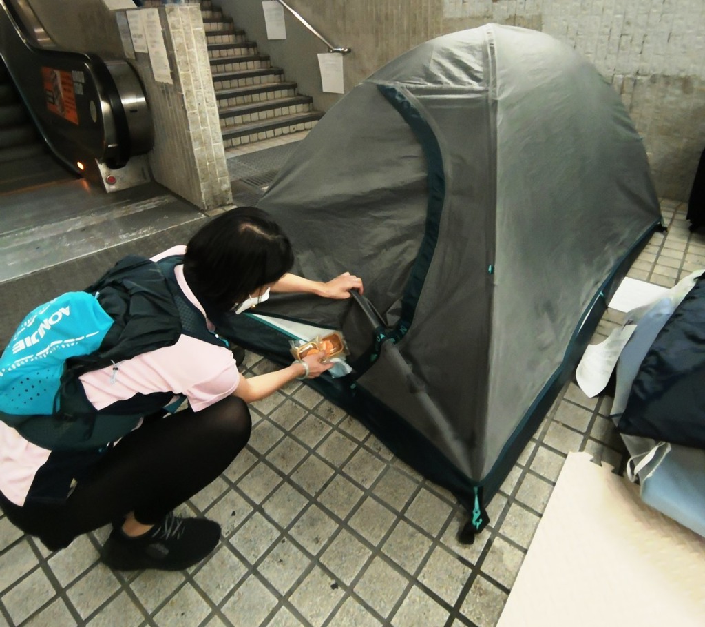 銀杏館近日安排社工及義工送月餅給隧道內露宿者 (圖片:facebook「銀杏館」)