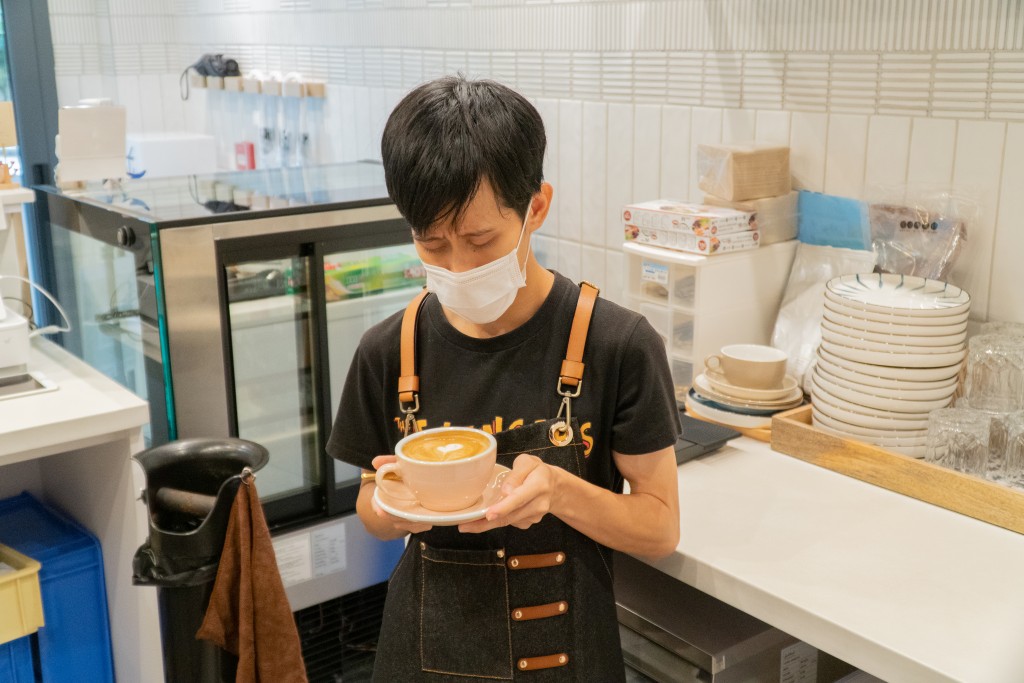 子朗沖好一杯Cafe Latte，並成功拉出心型圖案拉花。