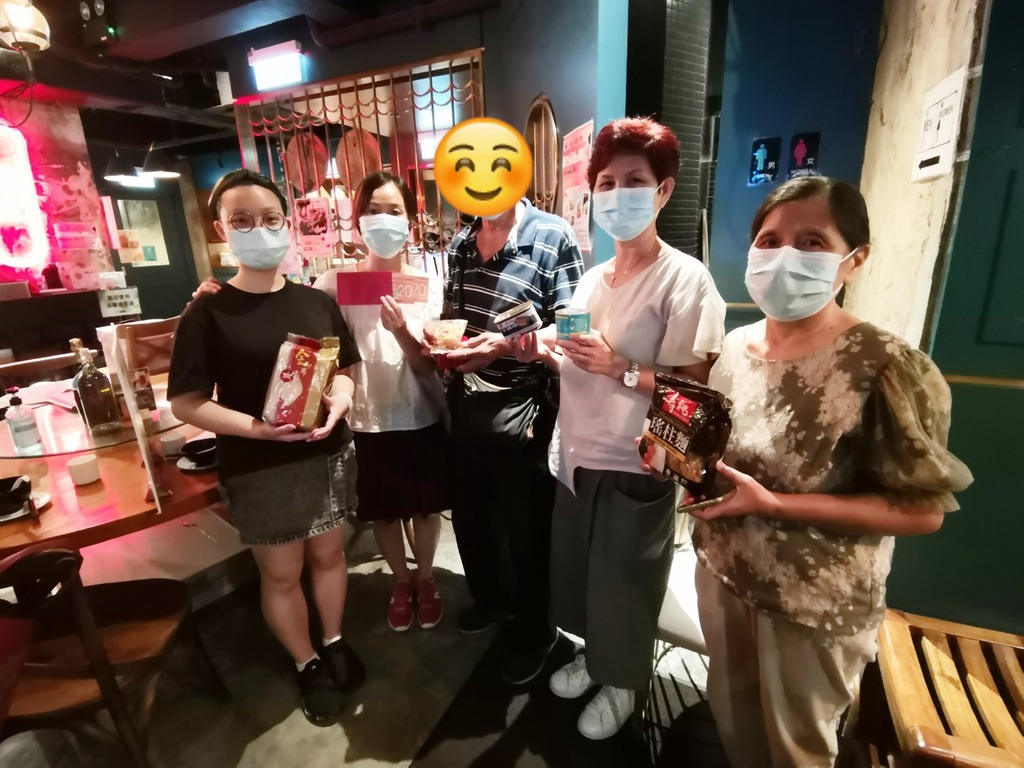 在中秋节前，银杏馆义工探访了近20户领免费饭的饭友，并送上月饼及福袋。（图片：「银杏馆」facbook专页）