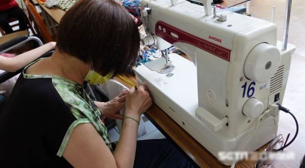 除了學車接送女兒，又靠手工拼布幫補家計。