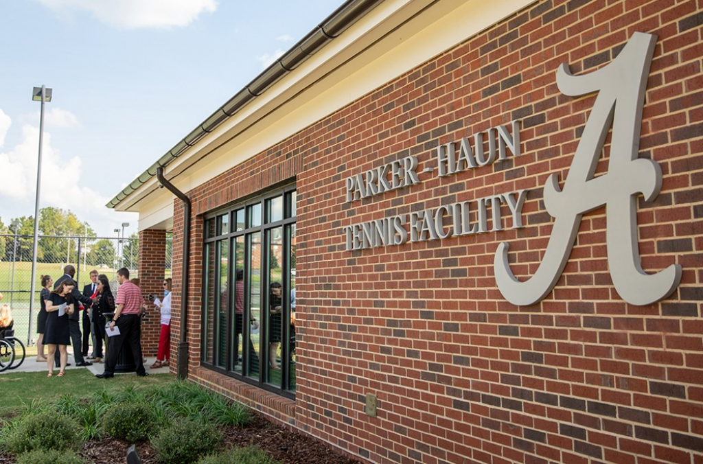 阿拉巴馬大學推出首個輪椅網球設施 University of Alabama unveils first-of-its-kind wheelchair tennis facility