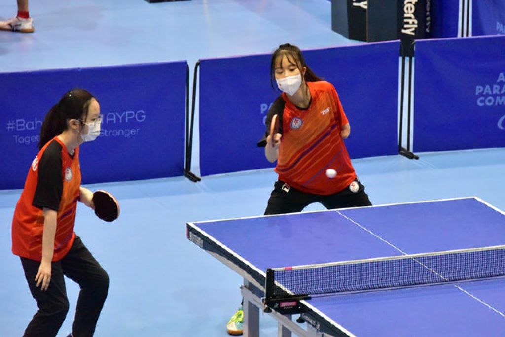 王愉程(左)、林恩羽（右）及彭穎加取得乒乓球女子TT6-10級團體賽銀牌。