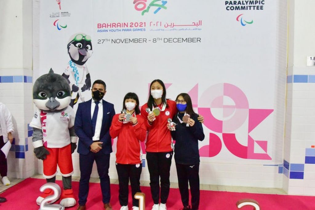 陳睿琳（右二）及張可盈（右三）包辦游泳女子SM14級200米個人四式金、銀牌。