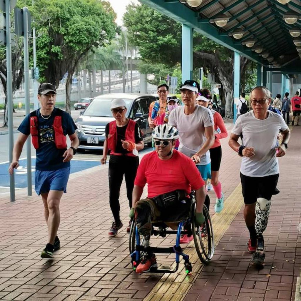 【四輪三腿一刀片慈善跑】 傷健跑手10小時完成環港島 黃俊橋下一站橫越美國