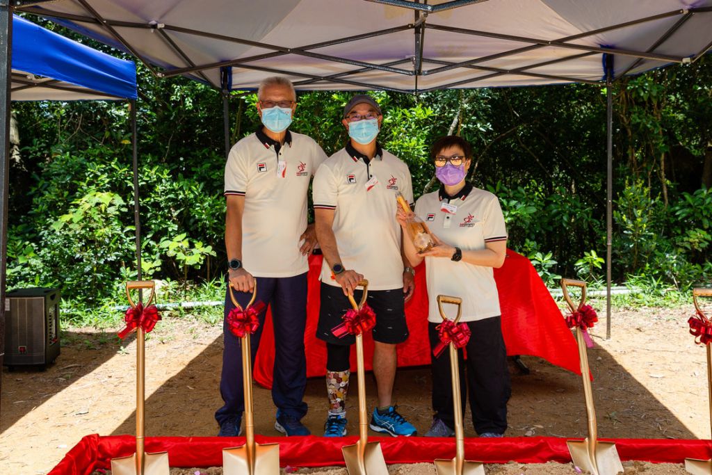 (左起) 殘疾人射箭隊總教練馬再創、殘疾人射箭運動員危家銓先生及蔡婉龍女士出席射箭場動土典禮。馬再創指，一直都希望為運動員提供合適和永久的訓練場地，而射箭場能充分考慮他們的需要，環境及設計均貼近公開比