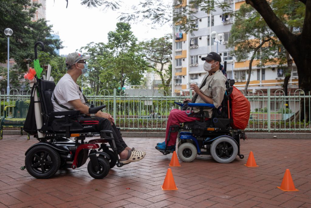 當日邱先生與另一位學員模擬上巴士的情況，現場可見他們需要先駛入輪椅人士的座位附近，並需要同時注視後方，使用後輪退後以進入座位範圍，再用前輪調整方向。整個過程看似簡單，但在人多的巴士上操作並不容易。

