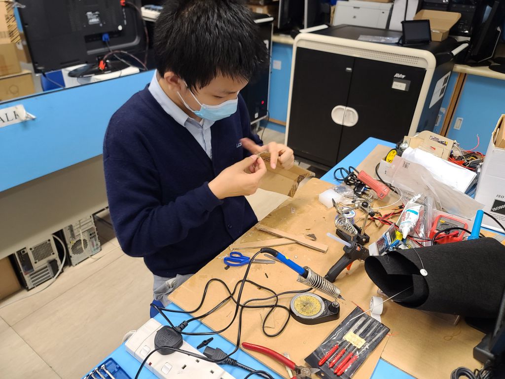 初中創作團隊初期曾試過利用紙板完成初版模具，但耐用效果欠佳。
