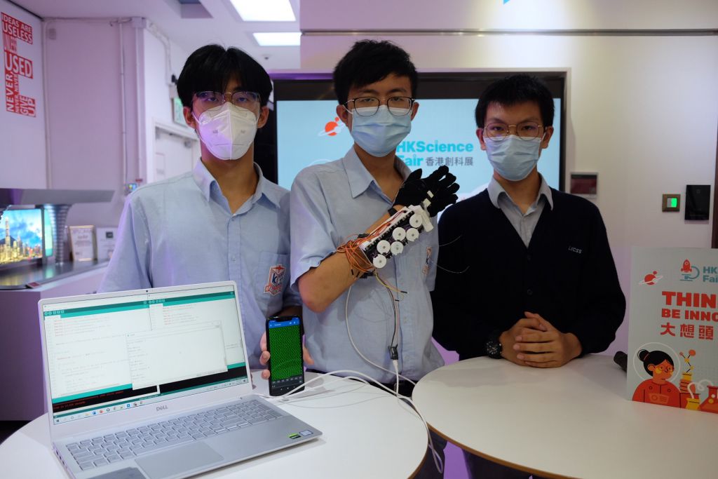 荔景天主教中學的三名中三學生，發明一個針對中風康復者的手部機械活動裝置，透過手機藍芽便可遠程控制手部活動，達致物理治療效果。