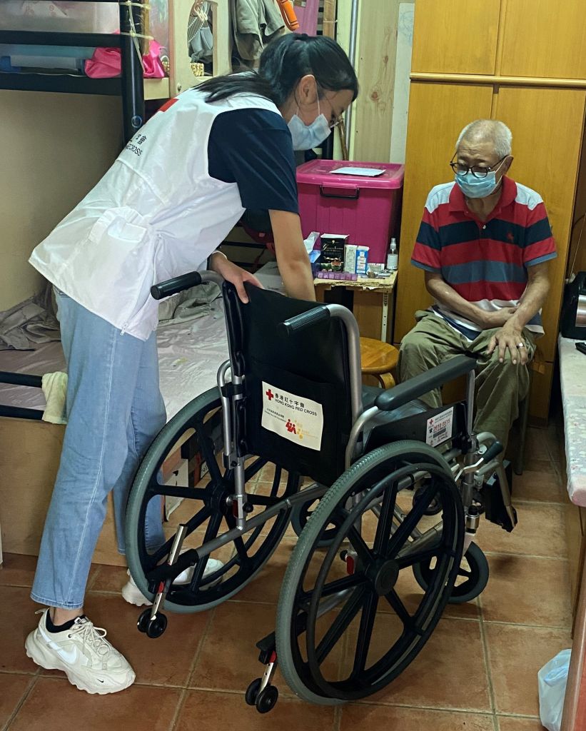 紅十字會了解伯伯情況後，便為他提供到戶服務，把輪椅送到伯伯位於元朗鄉郊的住所，令他得以安心到醫院覆診及重拾活動力到附近散步，維持與社會聯繫。
