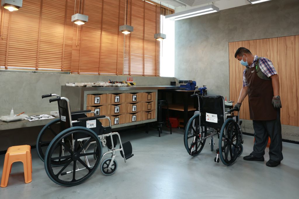 行動器材租借服務少不了由一眾輪椅維修義工幫助保養及維修。