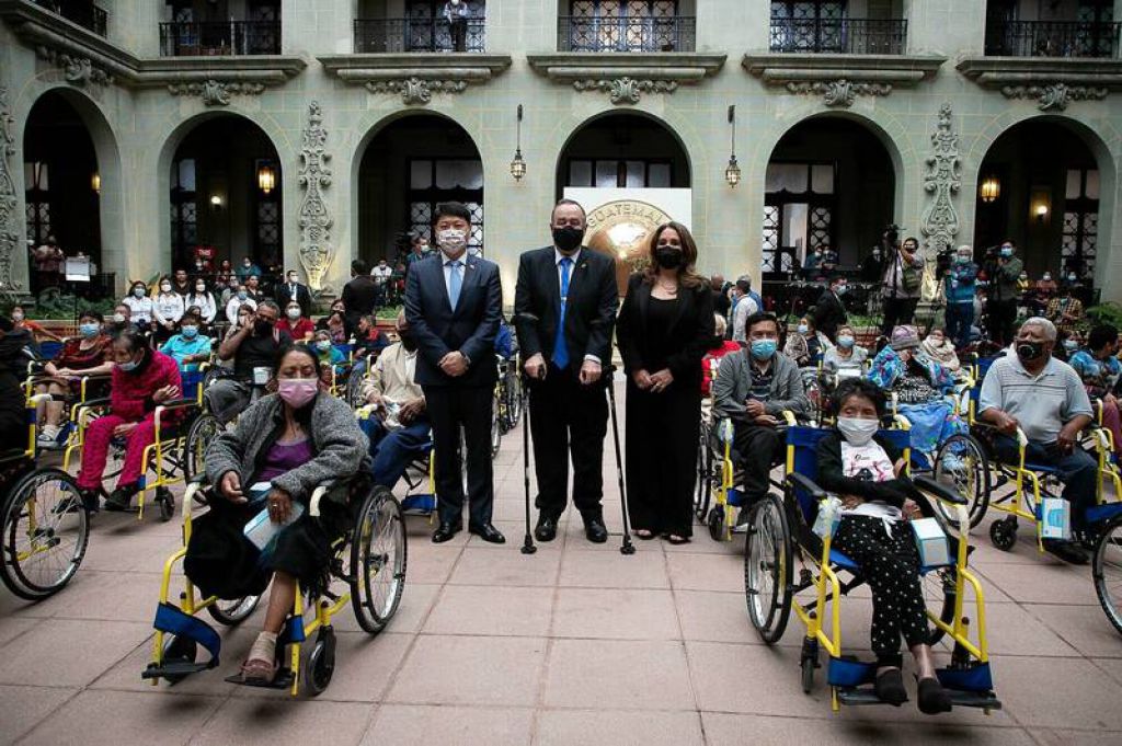 我贈2貨櫃輪椅輔具 瓜國總統親主持：感謝偉大盟國台灣！