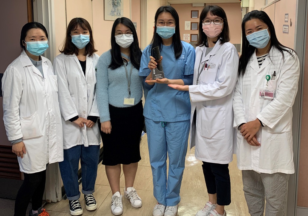 戴醫生(右三)與醫院研究團隊。