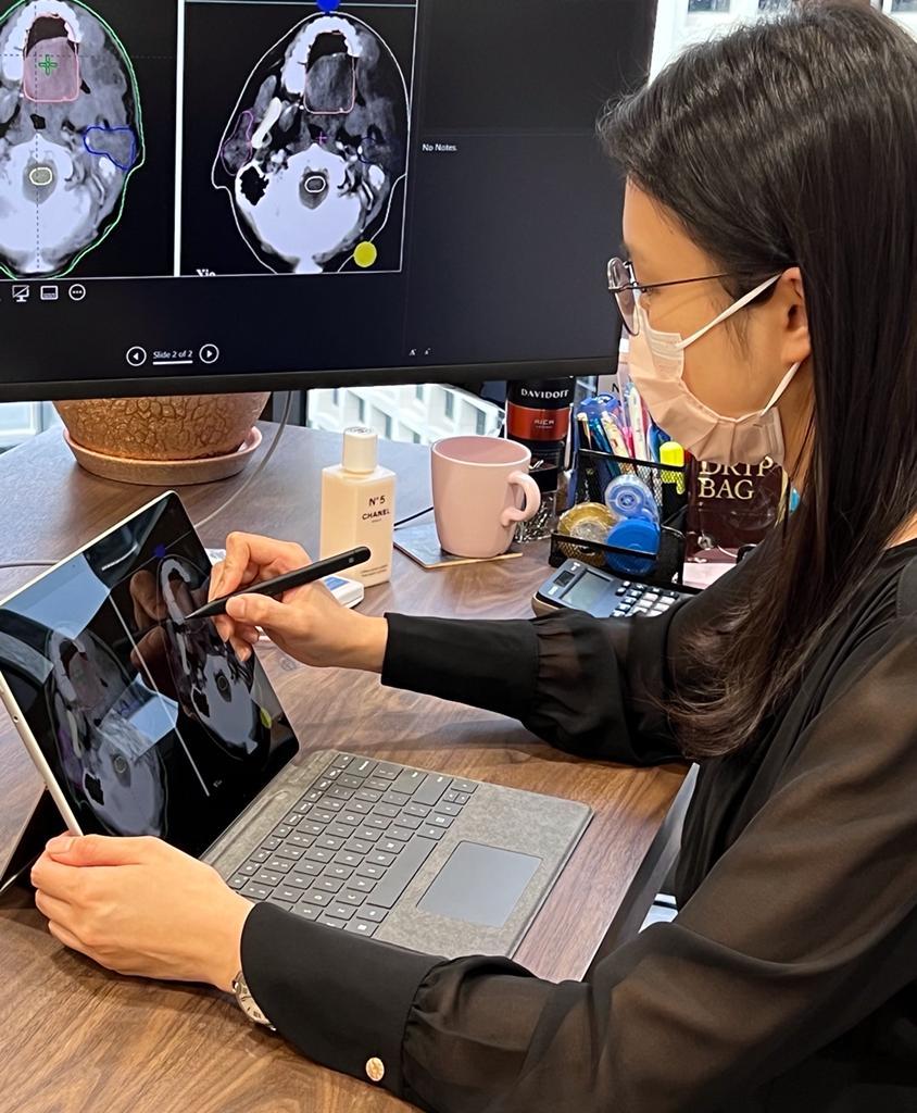 戴醫生聚精會神為病人進行電療設計。