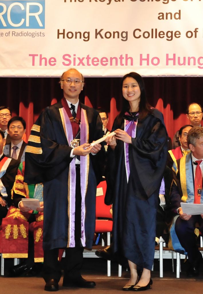從恩師羅振基醫生手上接過專科資格證書。