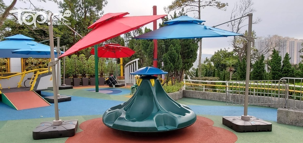 校舍有一定空間讓學生活動，校內設施色顏繽紛，有助吸引學生，刺激其感官。