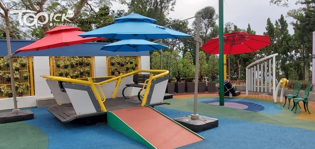 校舍有一定空間讓學生活動，校內設施色顏繽紛，有助吸引學生，刺激其感官。