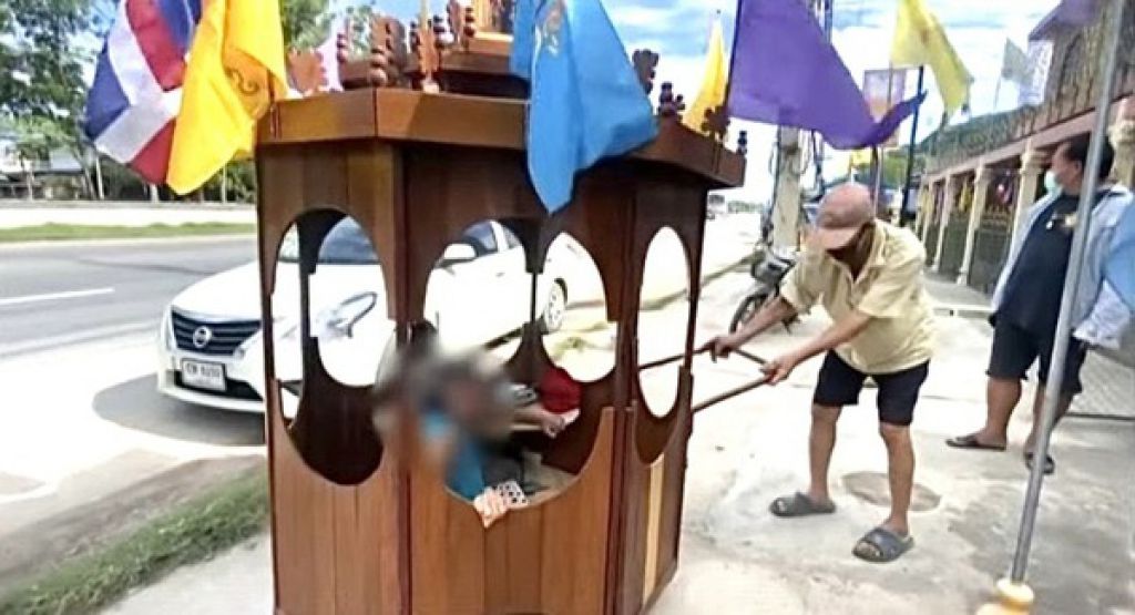 伯伯每天用木頭車載患有腦退化症的太太出街。