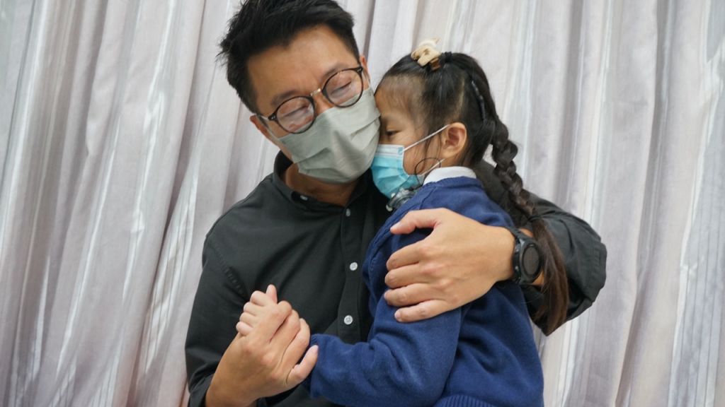 爸爸又指，雖然4名子女與其他人「有少少唔一樣」，但希望他們能不要介意，「沿啱自己嘅路行，我已經係拍爛手掌。」