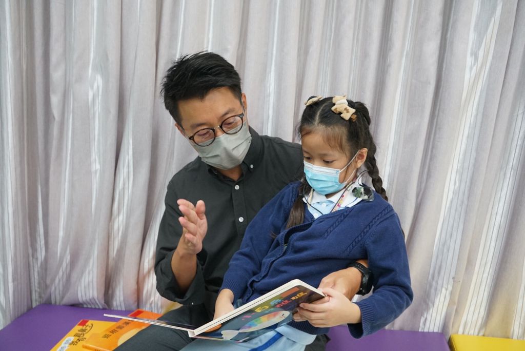 爸爸梁先生（左）憶述，琋迪數個月大的時候被診斷出兩邊耳朵分別有輕度至中度聽障，後來更一度變成深度聽障。
