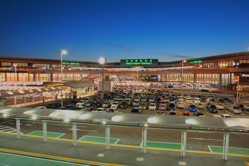 機場設施上,成田國際機場的客運總流量是日本第二位,可見機場的空間非常廣闊。日本為了方便各類人士,機場內外加了很多無障礙設施。例如,機場設寬闊自動門、多個設自動裝置的洗手間、設多功能坐廁、設多部能通往機場各層的升降機等。