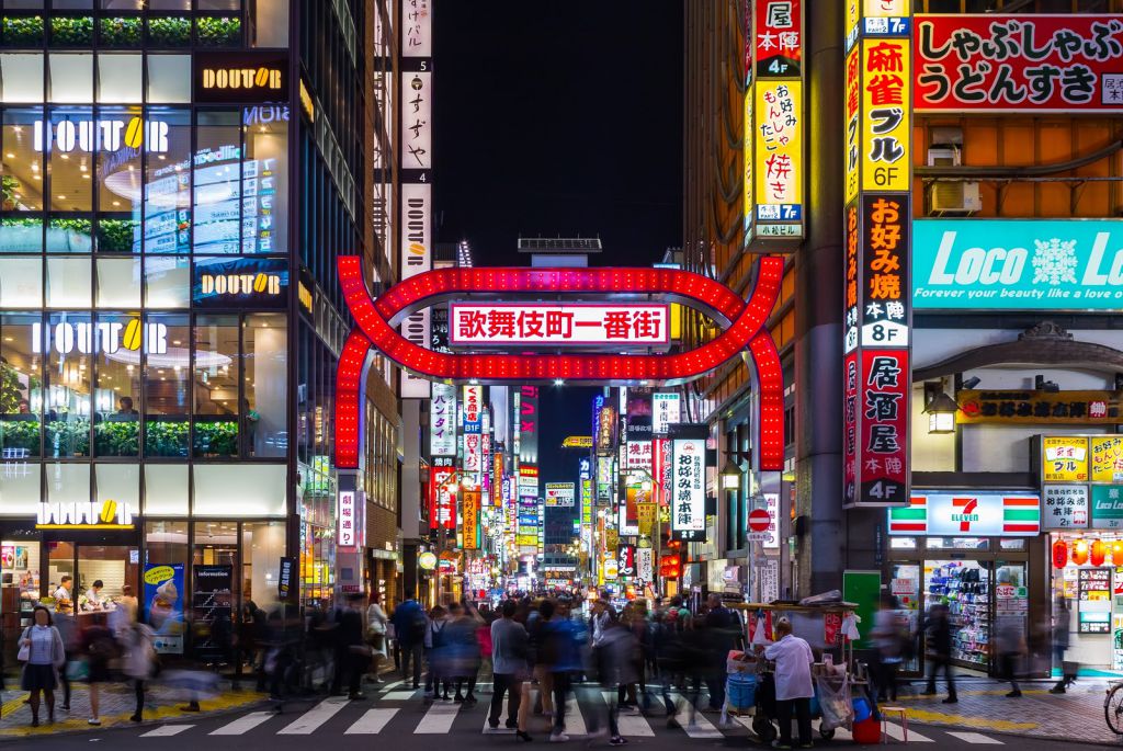 同時,街道會於白天將部分俱樂部公開開放,給遊客參觀;相反,到了晚上的所有娛樂場所,例如酒吧、俱樂部、情人旅館等開放給市民或遊玩內進住宿和玩樂。