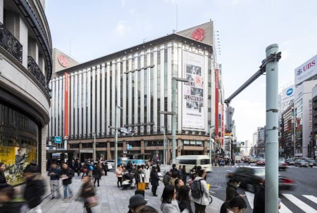 銀座的百貨公司大部分都設無障礙設施,方便輪友行逛。例如,自動大門、有多部無障礙升降機,節省等候時間、包含育嬰室的暢通易達洗手間、無障礙服務檯等。