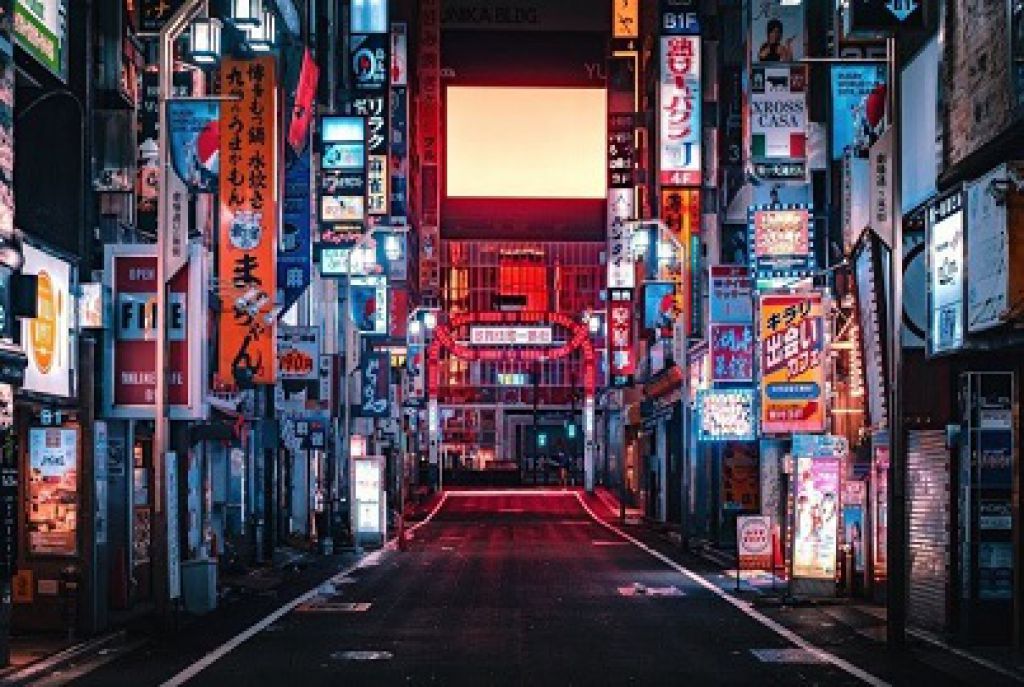 然而,由於酒吧居多,街道上最常見的是酗酒的日本人,因此在此建議輪友最好攜帶同行者才行逛歌舞伎町比較安全。