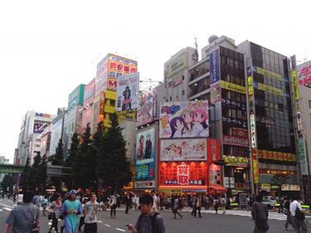 至於環境方面,秋葉原的街道相當寬闊,足以供輪椅朋友和其他行人通椅。另外,街道地面大致平坦,讓傷健朋友能夠一同享受行逛電器街的樂趣