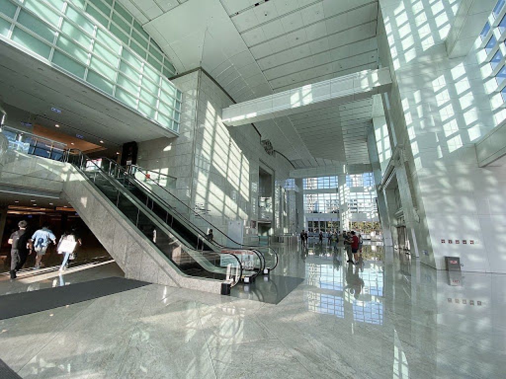 另外,大樓為了方便遊客觀景,於較高層設有咖啡室和餐廳供遊客邊觀景邊休憩,簡直是雙重享受呢!而且大樓內更設有多個暢通易達洗手間,洗手間內更設有育嬰設備,方便輪椅朋友或有需要人士在短時間內能夠使用。