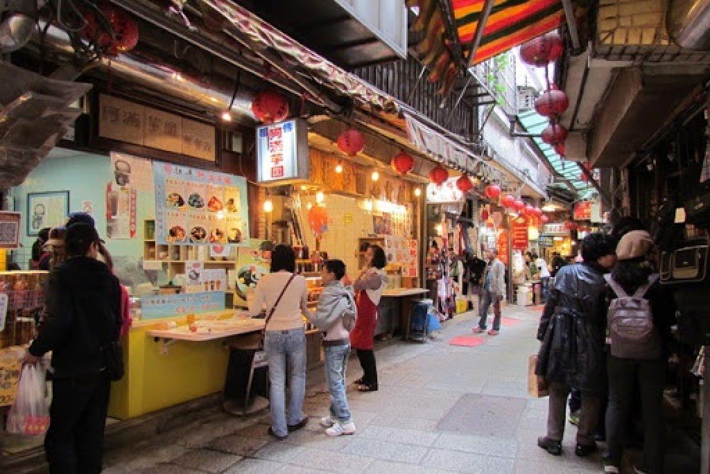 雖然老街歷史悠久,但街道大致平坦寬闊,而且大部分販賣店和餐廳空間闊落,入口更設有斜道,非常方便輪友到訪遊覽。此外,部分位置更設有暢通易達洗手間,無障礙設施相當充足。