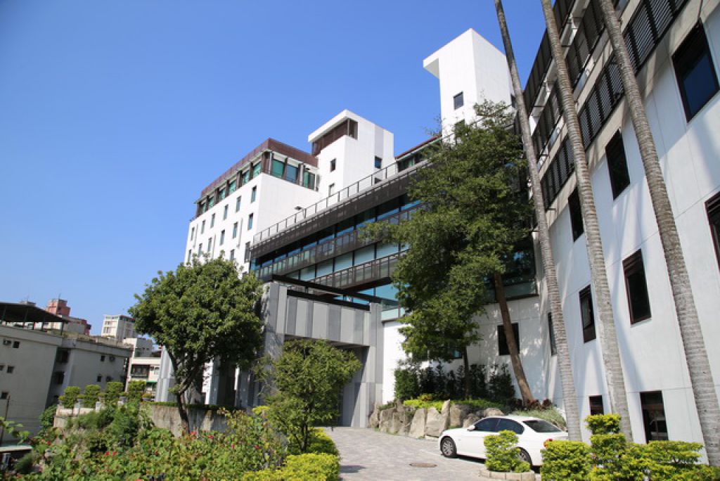 酒店及住宿
由於台灣的輪椅朋友比較喜歡外遊,為了方便其他縣市的市民和遊客到不同區域遊覽,台灣大部分洒店或民宿因而都設有充足的無障礙設施,例如酒店大門設斜道和自動裝置、設多間包含無障礙浴室和洗手間的房間、酒店內設有多部無障礙升降機等,務求提供最舒適方便的住宿環境給國內市民和外地遊客。