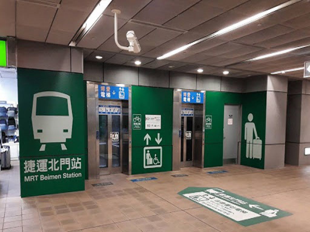 例如無障礙自動售票機、闊閘機、無障礙升降機、月台與車廂之間的空隙非常細小,車廂內的空間亦相當寬闊,輪友安全地上落及移動。