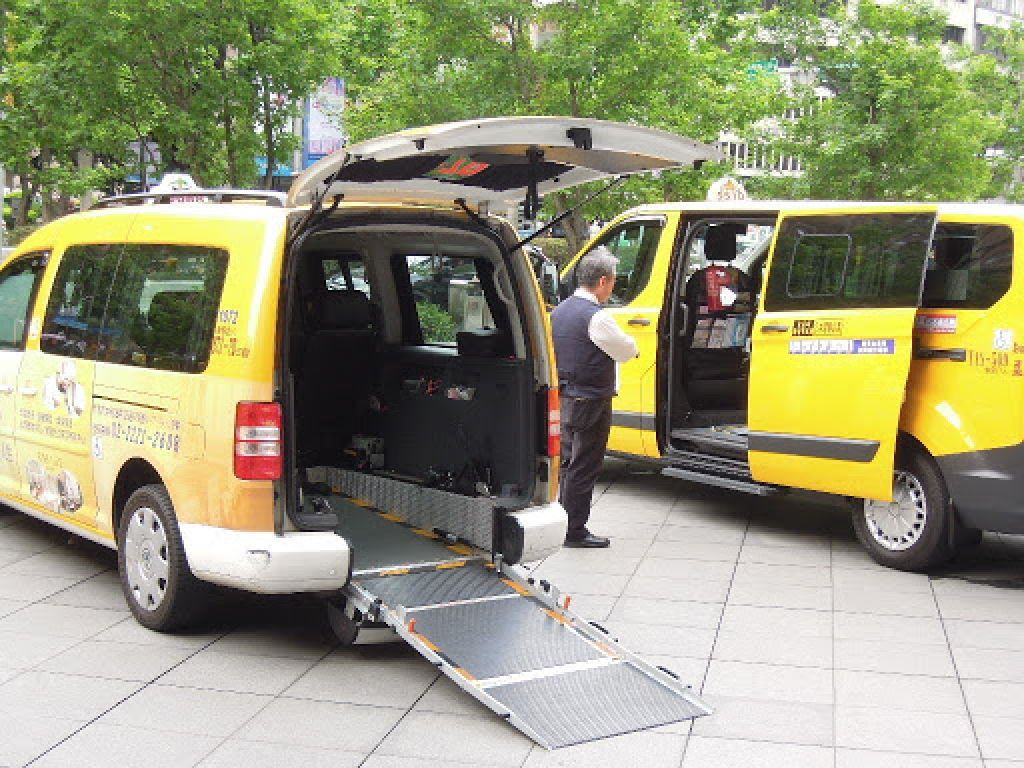 而這款出租車的車尾廂有經過改裝,加設斜道供輪椅朋友上落。