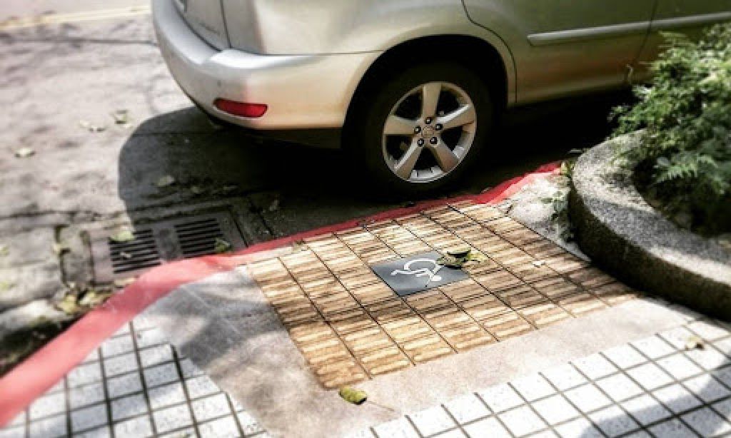 台灣的街道非常廣寬平坦,大部分街道皆設觸覺引路徑和斜道供視障人士和輪友行走或上落高低位,確保他們安全。
